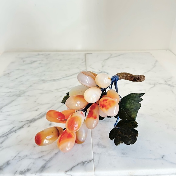 Vintage MCM Fine Chinese Carved Jade Leaves & Carnelian Agate Grape Cluster - Picture 4 of 6